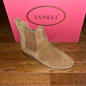 NEW Vaneli Suede Onda Ankle Booties in Camel Brown Women’s Size 5